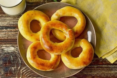 Bitmiş et halkalarını bir tabağa koy..