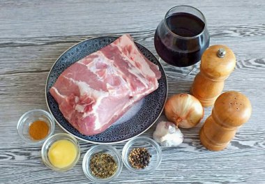 Pork In Wine için gerekli tüm malzemeleri hazırlayın..