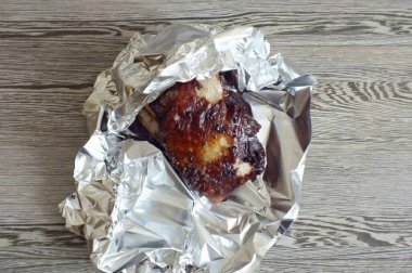 Sonra folyoya sarın ve bir gün boyunca soğutucuya koyun..