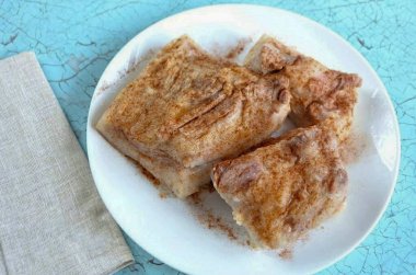 Soğutulmuş pastırmayı her tarafına kırmızı biber serpin. Bir konteynere sar ya da yerleştir, buzdolabına ya da dondurucuya koy, raf ömrüne göre değişir..