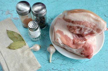 Domuz yanakları iyice temizlenmeli, durulanmalı ve kurutulmalı..