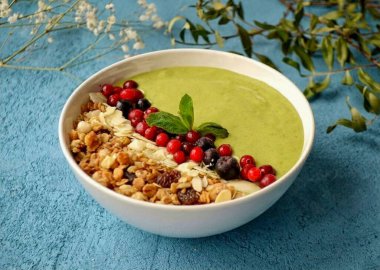 Meyve suyu kasesi hazır. Lezzetli bir smoothie 'nin ana sırrı olgun muzlardır. Kabuktaki karanlık noktalardan kolayca ayırt edilebilirler ve en tatlı ve en besleyici muzlardır. Afiyet olsun.!