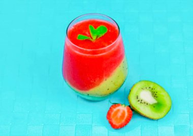 Meyve ve böğürtlenlerden meyve püresi yapıp dondurup blender ile öğütebilirsin. İçeceği tatlandırmak için içeceğe bal ekle. Akçaağaç şurubu bal yerine kullanılabilir.