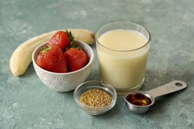 Vegan Smoothie için gerekli tüm malzemeleri hazırlayın..