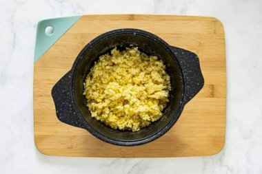 Darı durula ve ihaleye kadar kaynat. O zaman sakinleş..