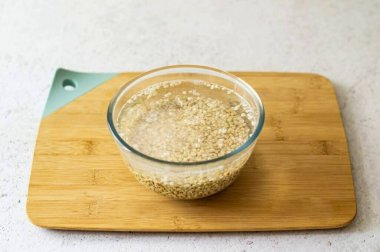 Gece boyunca karabuğdayı soğuk suda ıslat. İyice çalkala..