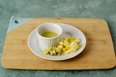 Zencefili rendeleyin. Limonun suyunu sıkıp, hamuru küp küp doğra..