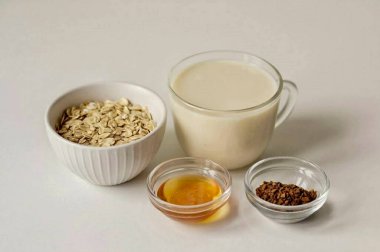 Yulaf ezmesi için gerekli tüm malzemeleri hazırlayın..