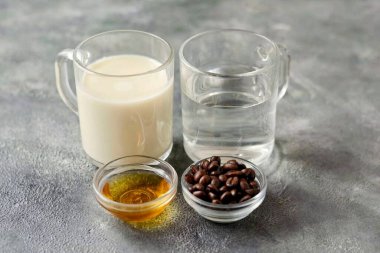 Kahve sütü için gerekli tüm malzemeleri hazırlayın..