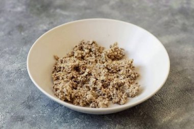 Kıyma makinesinde ceviz ve sarımsaklı kızarmış mantarların yarısını öğütün..