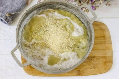 Isıtıcıyı kapat ve jelatini karıştır. 5-8 dakika kadar şişir, sonra tekrar karıştır. Dilerseniz, kütleyi daldırma blendırıyla saflaştırabilirsiniz, ama aynı zamanda çatalla da çok iyi çalışır - küçük meyve parçaları c 'nin içinden geçecek