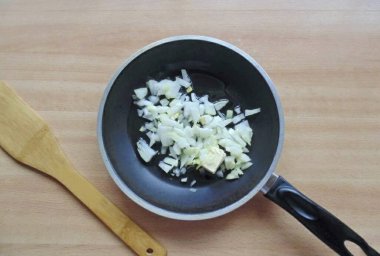 Soğanları soy, yıka ve ince ince doğra. Tereyağlı tavaya koy. Soğanları şeffaf olana kadar kızart..