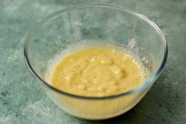 Patates püresi içinde muz ezmek senin için uygun bir konteynırda blender kullanmak..