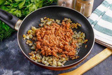 Konserve ton balığını ekle ve 1-2 dakika daha pişir..