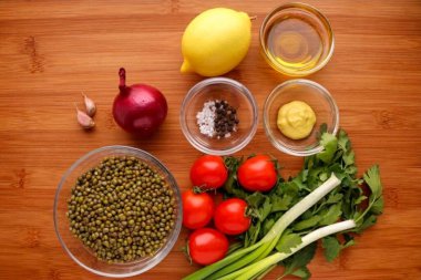 Tüm malzemeleri listeye göre hazırlayın. Salata için filizlenmiş fasulyeye ihtiyacımız olduğu için bu süreci önceden başlatmamız gerekiyor. Mung 'un filizlenmesi üç gün sürer..