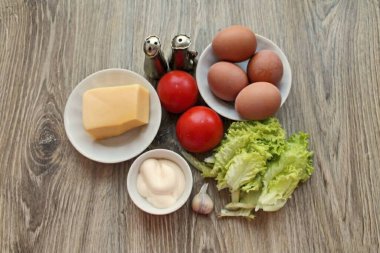 Doldurulmuş mantar yumurtası yapmak için gerekli tüm malzemeleri hazırlayın..