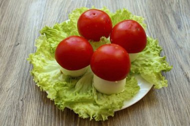 Kapakları doldurulmuş yumurtaların üstüne koy..