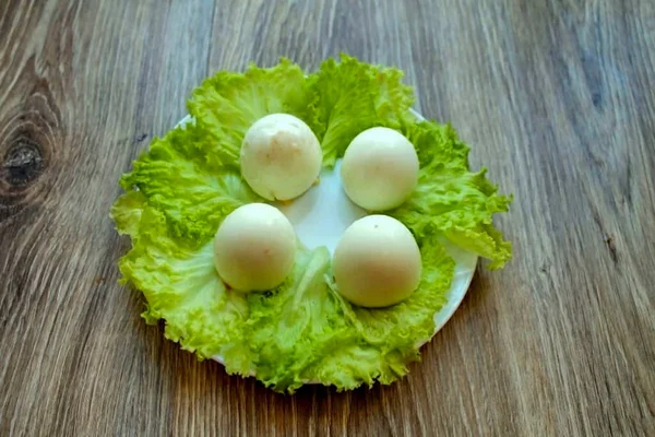 Salatblätter Abspülen Trocknen Und Auf Teller Legen Die Eier Mit — Stockfoto