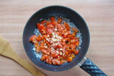 Tavaya ince doğranmış sarımsak ekle..