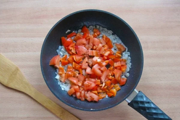 Tomaten Waschen Würfel Schneiden Und Eine Pfanne Mit Zwiebeln Und — Stockfoto