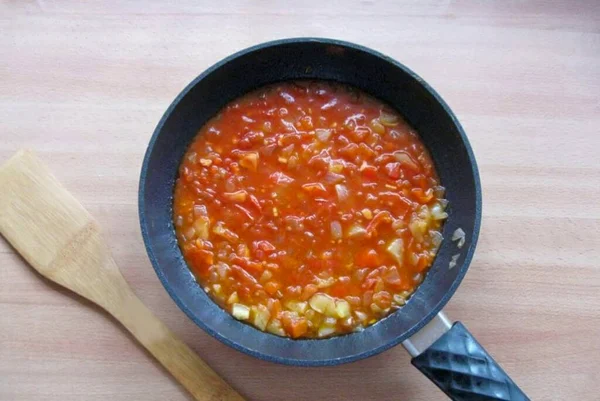 토마토 티스푼 물이나 테이블스푼을 넣는다 소금을 설탕을 넣는다 게저어서 동안볶는다 — 스톡 사진