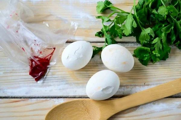 Die Gekochten Eier Abkühlen Lassen Dann Mit Einem Löffel Auf — Stockfoto
