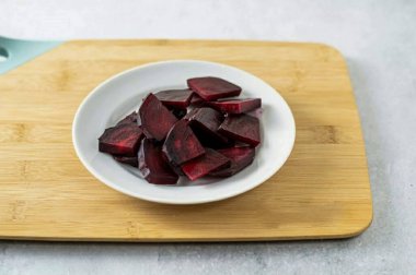 Pancarları kaynatın ya da ihaleye kadar fırında pişirin. Güzel, soyun ve orta dilimlere böl..