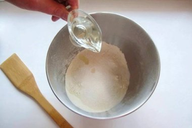 Rafine ayçiçeği yağını kaseye dök..