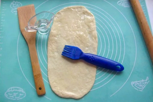 Pensla Degen Med Vegetabilisk Olja Med Köksborste — Stockfoto