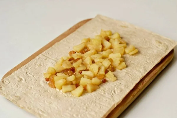 Umístěte Jablečnou Náplň Doprostřed Pita Chleba Zastrč Okraje Sroluj Chléb — Stock fotografie