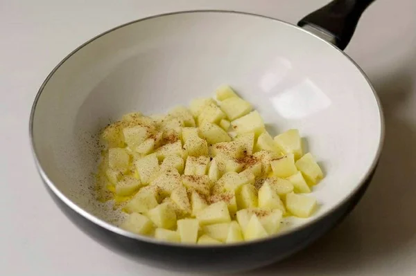 Schil Appels Snijd Blokjes Smelt Een Stukje Boter Een Koekenpan — Stockfoto