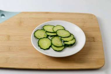 Salatalığı dilimleyip tabağa koy..