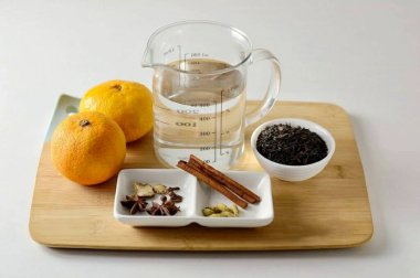 Noel Çayı için gerekli tüm malzemeleri hazırlayın..