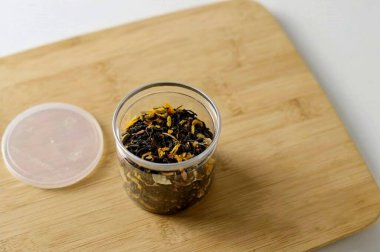 Karıştır, dar bir kavanoza transfer et ve çayı aromayla ıslatmak için 1 haftalığına ayrıl..