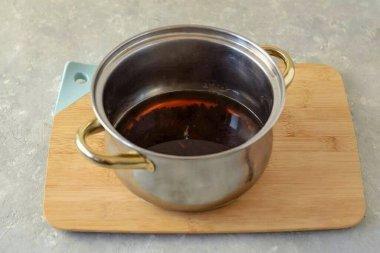 Kaynattıktan sonra tencereyi ocaktan çıkar..