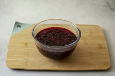 Amfibiği 2-3 saat suda tut..