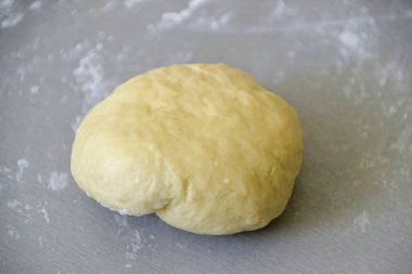 Hamuru çok kalın ve sıkı olana kadar yoğur..