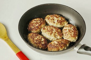 Kıymadan pirzola yapın ve her iki tarafta yüksek sıcaklıkta tavada kızarın. Ta ki altın kahverengiye kadar..