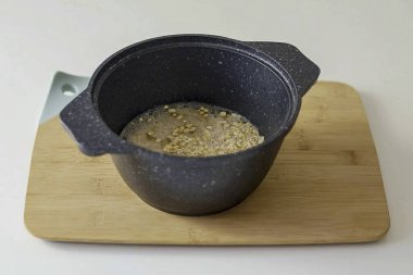 Tencereye su, yulaf ezmesi, bir tutam tuz ve şeker koyun. Çıban çıkar..