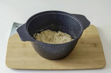 Isıyı düşür ve talimatlara göre lapayı kapağın altında pişir. Yulaf ezmesi kullanırım, pişirmesi 7 dakika sürer..