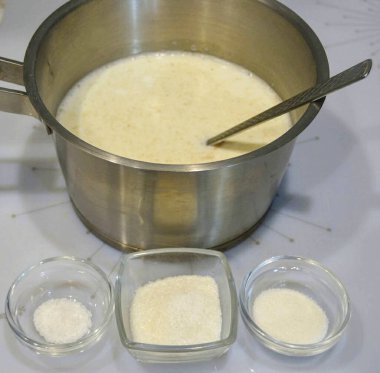 Tencereye şeker, vanilya, tuz ekle..