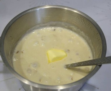 Yulaf ezmesinin pişirme süresi değiştikçe, tahıl paketindeki talimatlara göre pişirilene kadar pişirin. Pişirmenin sonuna tereyağı ekle.