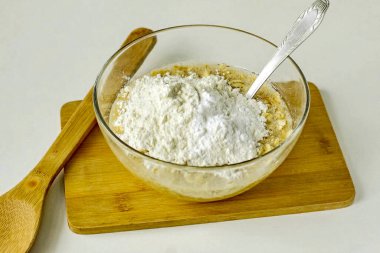 Her şeyi karıştır, un ve kabartma tozu ekle..