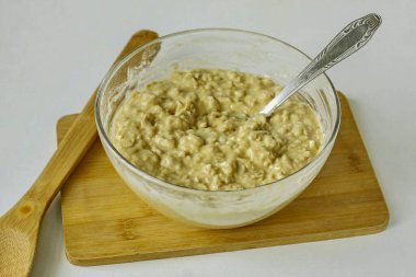 Hamur oldukça kalın ve yapışkan olmalı..