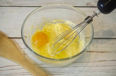 İçindekilere yumurta ekle ve tekrar döv..