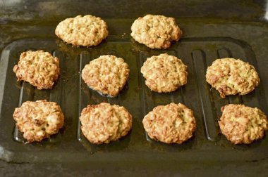 Pişirme kağıdını 20-25 dakika boyunca 190 dereceye ısıtılmış bir fırına gönder..