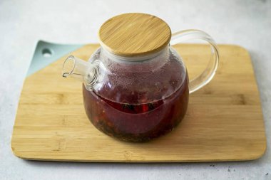 Kaynar suyu dök, 10 dakika demlensin. Servis yapmadan önce tada şeker ekle.