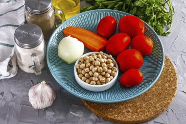 Sebze Nohut Güveci için gerekli tüm malzemeleri hazırlayın..