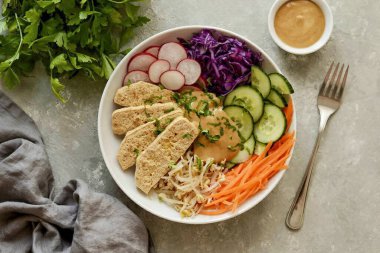 Gadot-gado salatası hazır. Salata parlak, sulu ve inanılmaz lezzetli oluyor. Afiyet olsun.!