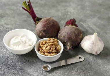 Yunan Pancar Salatası için gerekli tüm malzemeleri hazırlayın..